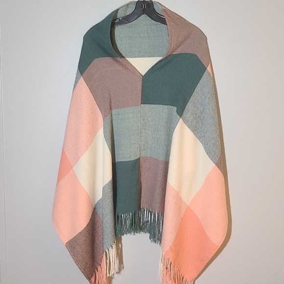 Poncho - Picture 3 of 8